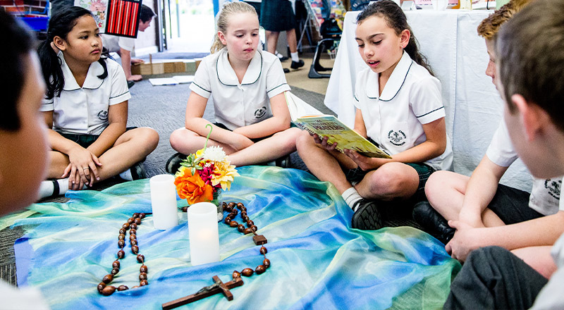 Students praying at Corpus Christi Catholic Primary School Cranebrook